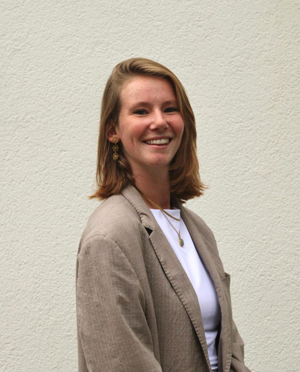 Sophie Matzinger, eigenaar van SRMarketing, lachend in een beige blazer